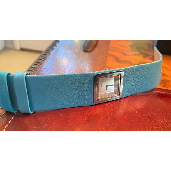 Women's 28mm silver Tone Guess Watch on Leather Strap - Picture 2 of 3